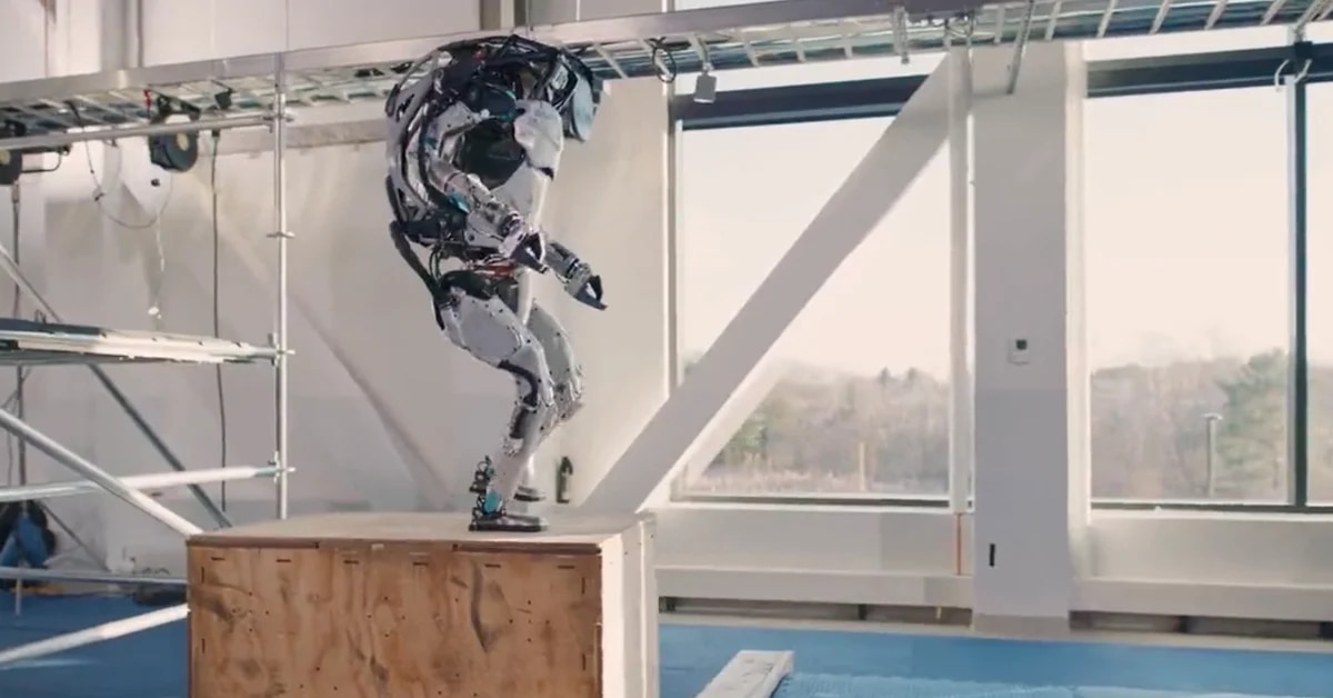El robot que es capaz de saltar y dar una voltereta en el aire ya puede manipular objetos