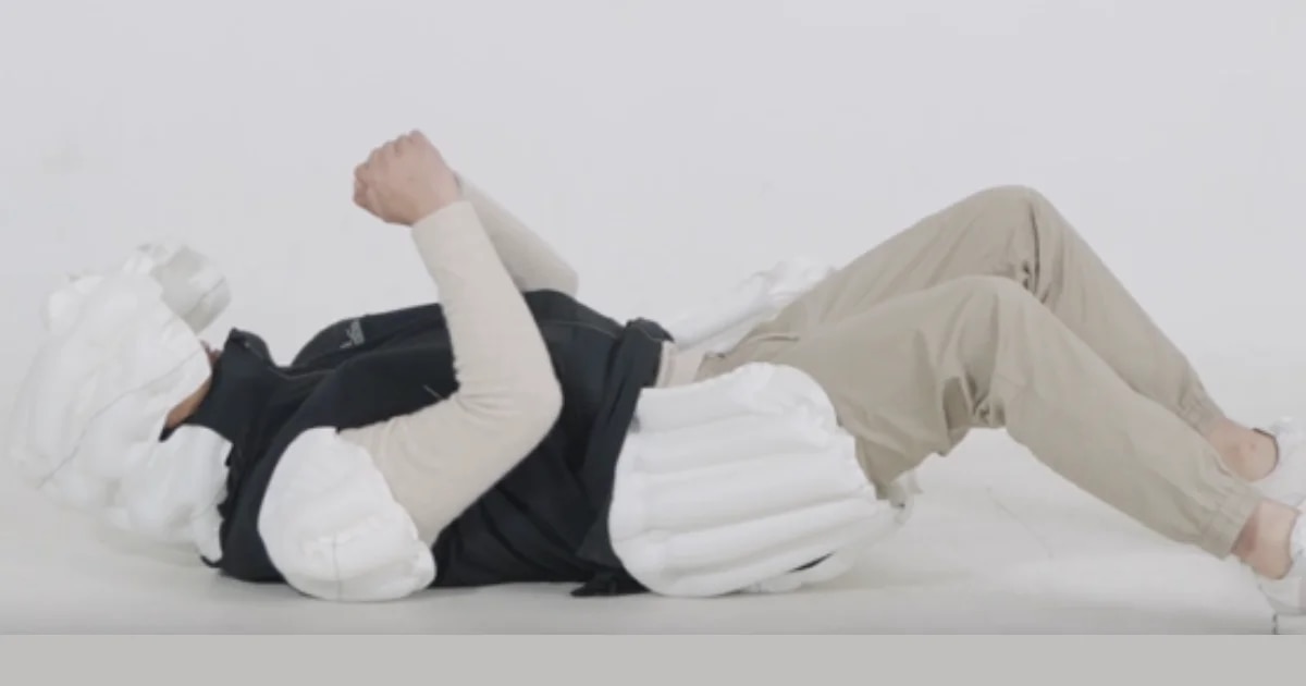 En video: es viral este chaleco airbag que protege a cualquier persona de golpes y fracturas